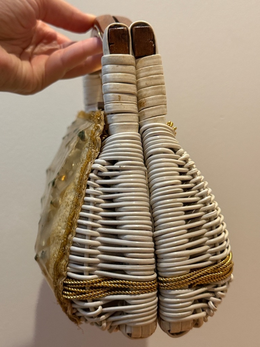 Vintage White Wicker Shell Purse with Wooden Handle - 1960s - Picture 11 of 12